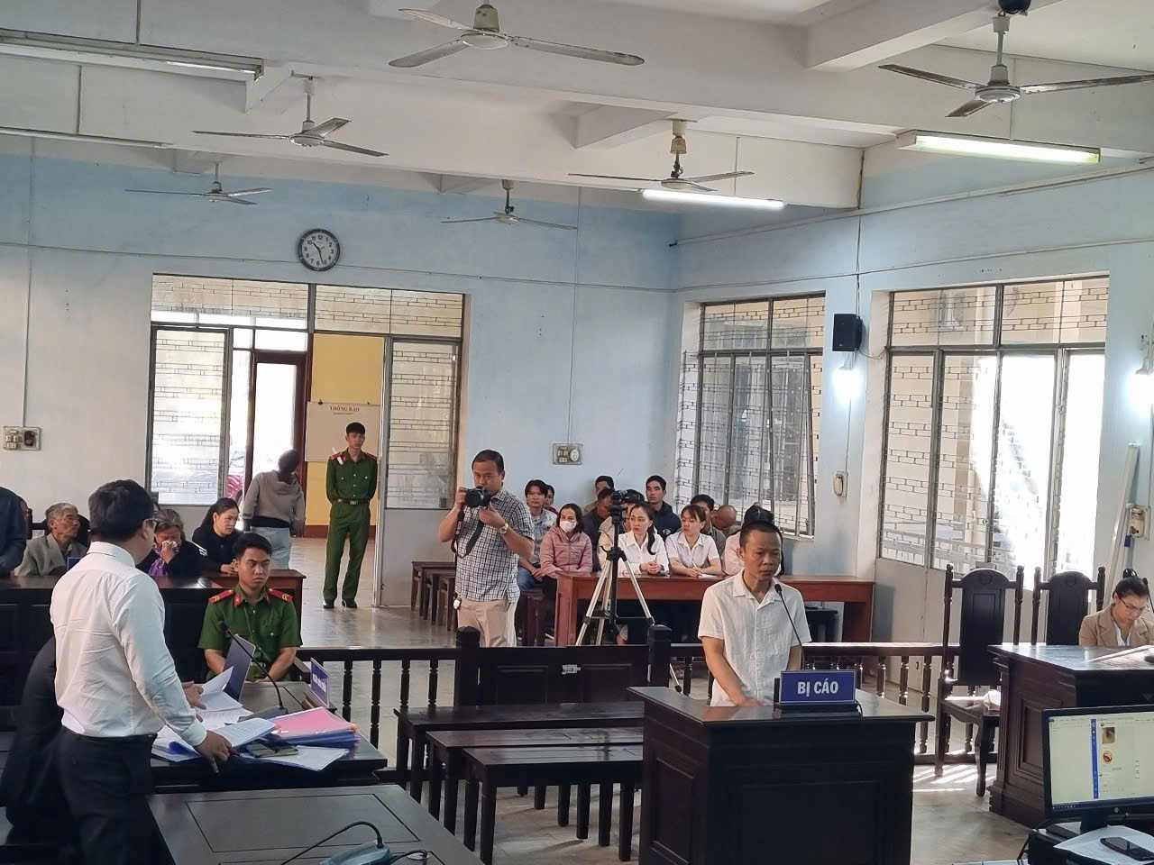 Bị cáo Đỗ Doãn Tùng gây tai nạn khiến 3 người tử vong tại phiên tòa sơ thẩm. Ảnh: Bảo Trung