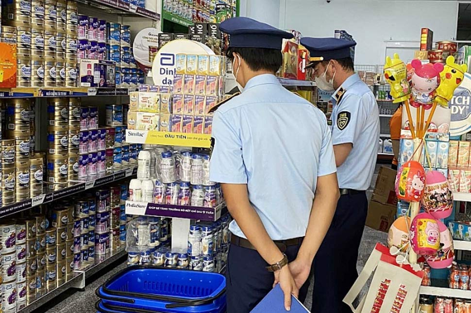 The authorities have handled 106 cases of smuggling and trade fraud during Tet. Photo: Binh Dinh Province Market Management Department