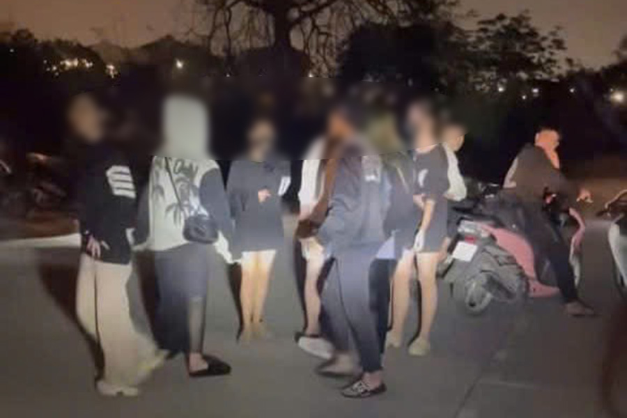 Nhóm đối tượng đánh hội đồng nữ sinh. Ảnh cắt từ video