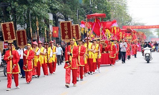 Năm 2017, Lễ hội Đền Hạ, Đền Thượng, Đền Ỷ La được Bộ Văn hóa, Thể thao và Du lịch công nhận là Di sản văn hóa phi vật thể quốc gia, mỗi năm lễ hội thu hút hàng trăm nghìn lượt du khách thập phương tham dự. Ảnh: Đức Thắng.