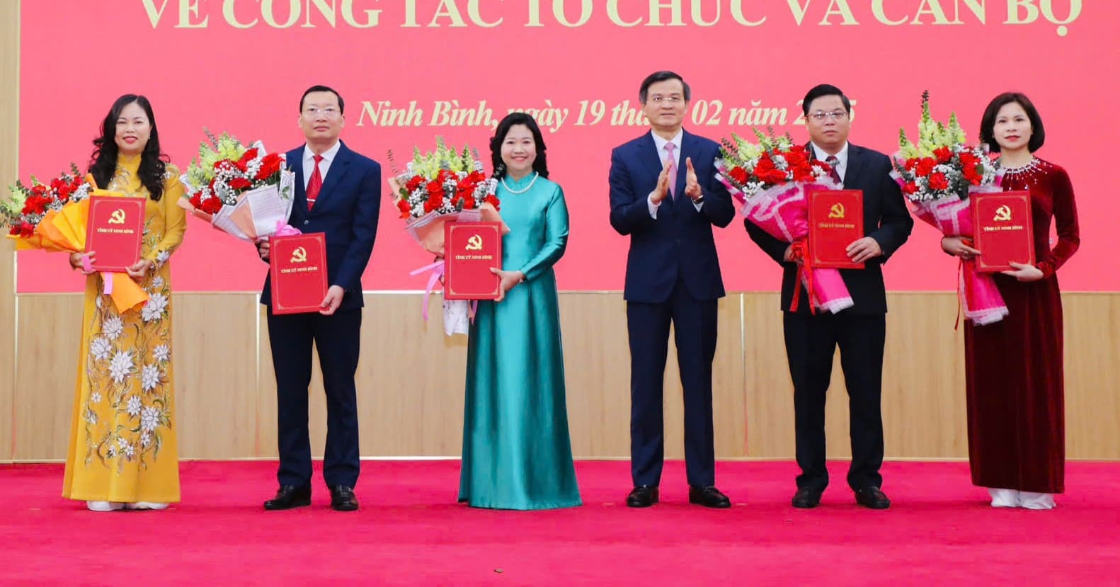 Mr. Doan Minh Huan - Secretary of the Ninh Binh Provincial Party Committee - presented the Decisions on the transfer and appointment of the Head of the Committee and Deputy Heads of the Propaganda and Mass Mobilization Department of the Ninh Binh Provincial Party Committee. Photo: Nguyen Truong