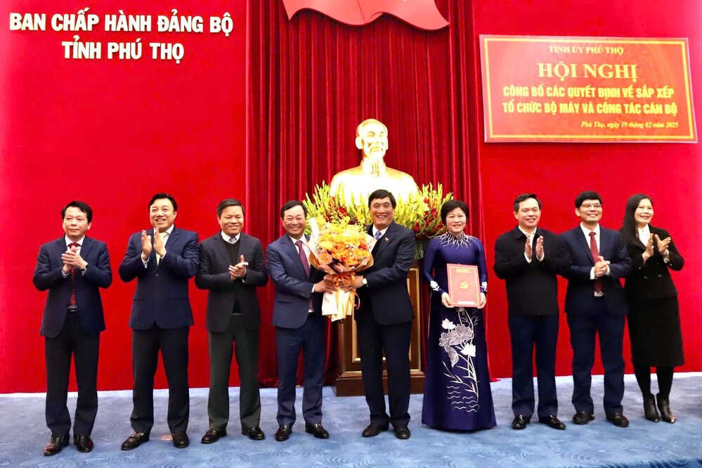 Phu Tho Provincial Party Secretary Bui Minh Chau presented flowers to congratulate the Provincial People's Committee Party Committee Standing Committee. Photo: Nguyen An.