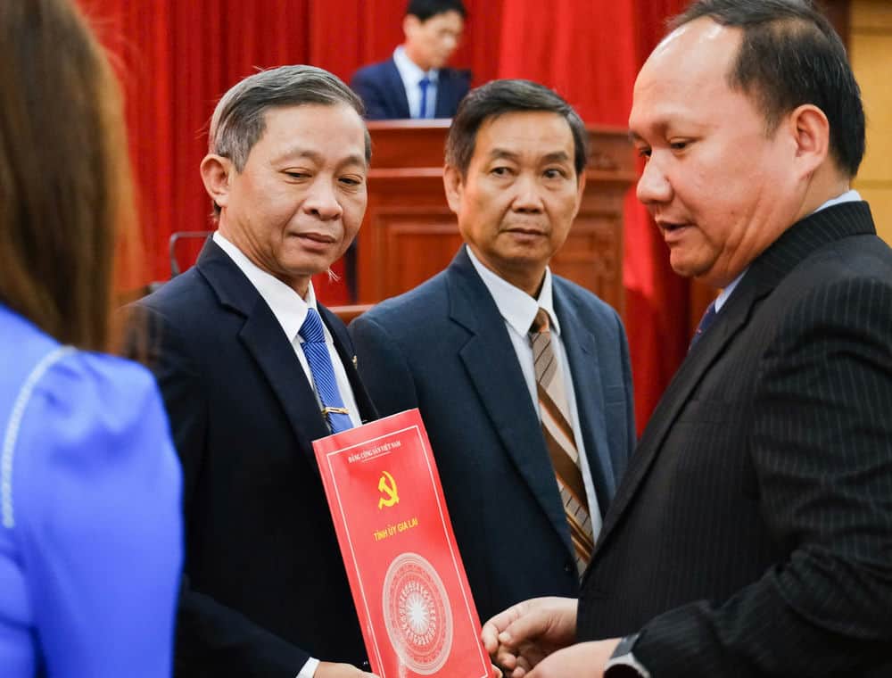 The leaders of Gia Lai province presented the retirement decision according to the regime of cadres. Photo: Thanh Tuan