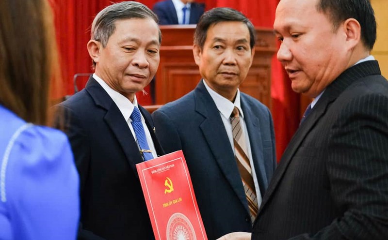 The leaders of Gia Lai province presented the retirement decision according to the regime of cadres. Photo: Thanh Tuan