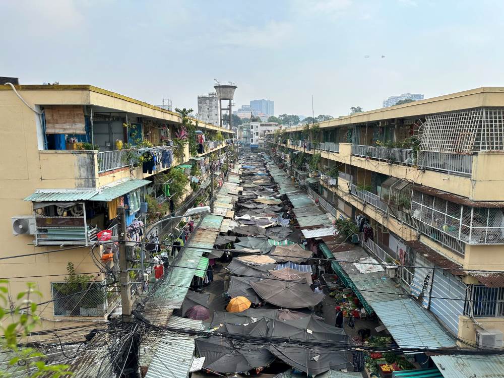 People's lives in an old apartment building that has not been renovated for 57 years