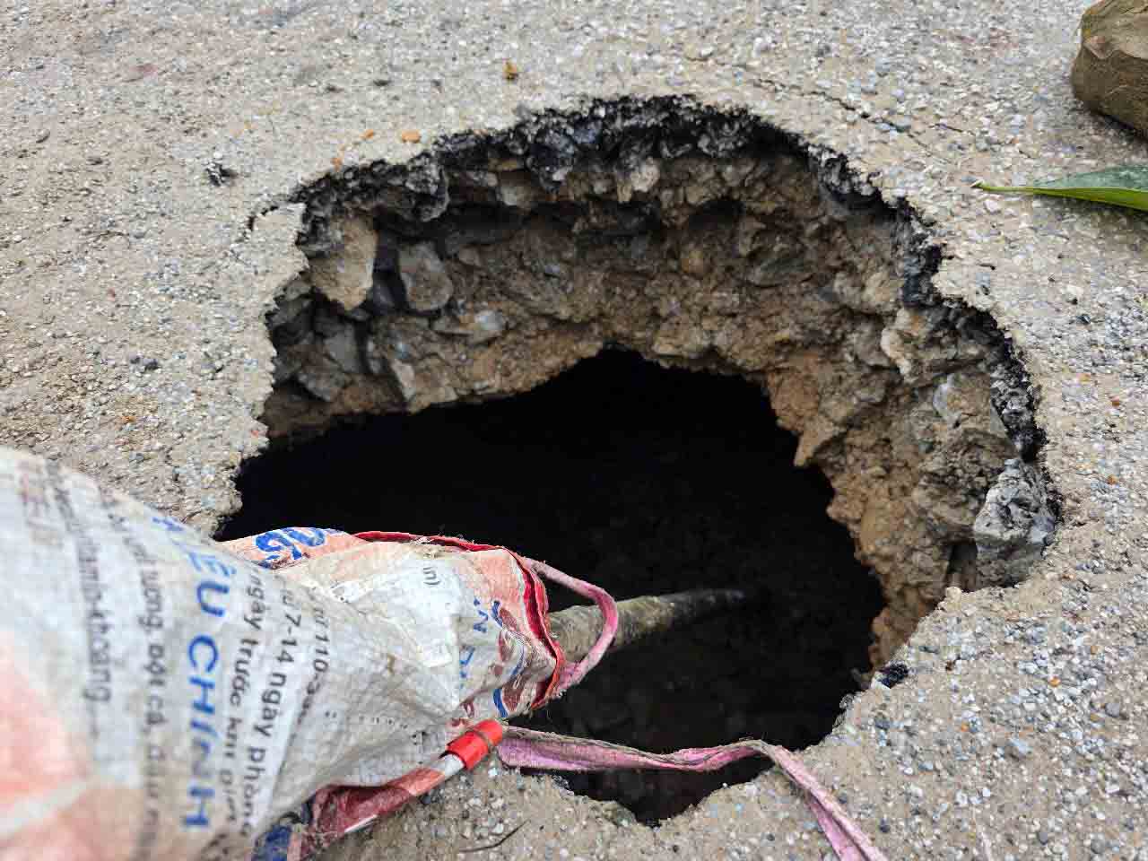 The death hole appeared on District Road 8 in Huong Long Commune. Photo: Tran Tuan