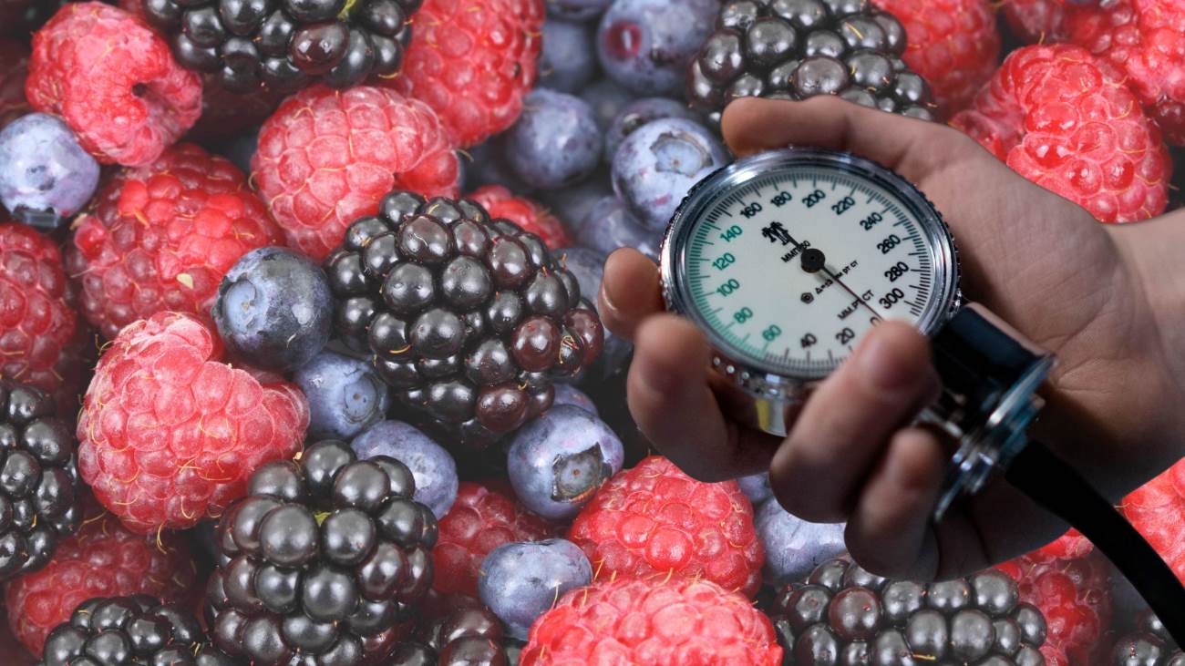 Quả mọng là thực phẩm giúp giảm huyết áp và cải thiện sức khỏe tim mạch. Đồ họa: Thanh Thanh 