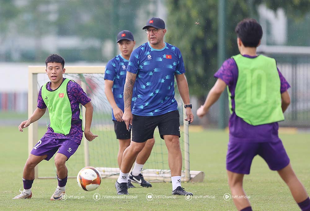 Coach Cristiano Roland leads U17 Vietnam, preparing to participate in the 2025 U17 Asian Cup finals. Photo: VFF