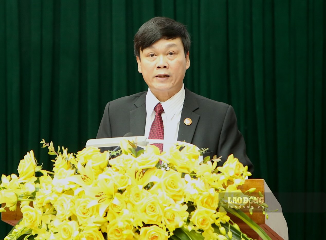 Mr. Tran The Vuong - Director of the Department of Home Affairs of Quang Binh province read the proposal to establish and reorganize a number of specialized agencies under the Provincial People's Committee. Photo: Cong Sang
