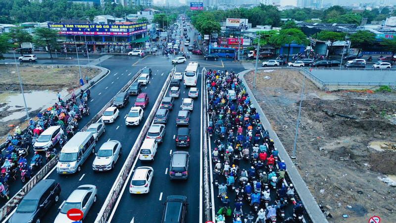 Many areas in the South have unseasonal rain. Photo: Anh Tu