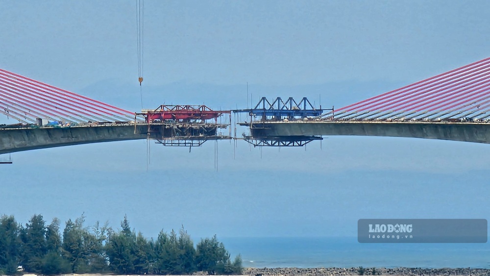 Du an tuyen duong bo ven bien qua TP Hue va cau qua cua bien Thuan An giai doan 1 chinh thuc khoi cong vao ngay 26.3.2022 voi tong muc dau tu 2.400 ti dong. Trong do, quy mo dau tu giai doan 1 co chieu dai tuyen 7,785 km, phan cau qua cua Thuan An dai khoang 2,36 km. 