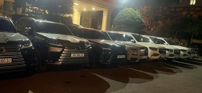 The luxury car of the group of scammers was confiscated by the police. Photo: Tien Dung