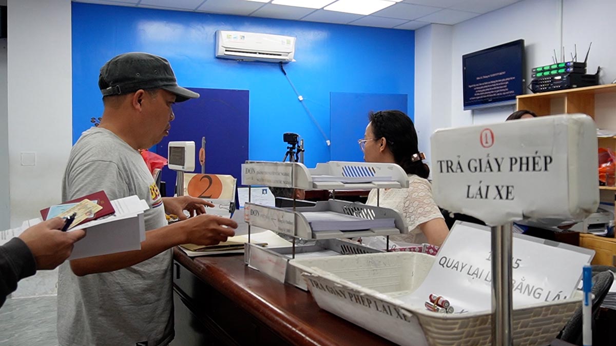 After the new announcement of the Department of Transport, Ho Chi Minh City residents quickly carried out procedures to issue and change driving licenses. Photo: Nhu Quynh