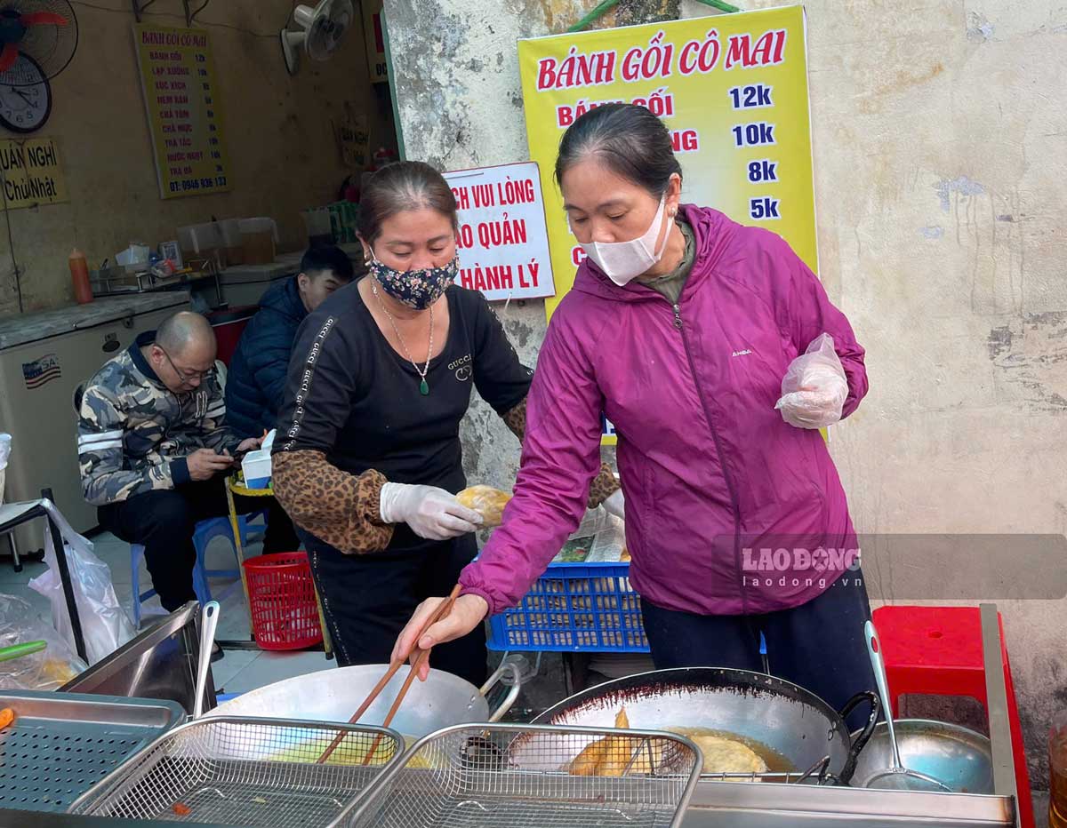 Quán bánh gối cô Mai chỉ bán vài tiếng buổi chiều nhưng luôn đông khách. Ảnh: Hà Vi