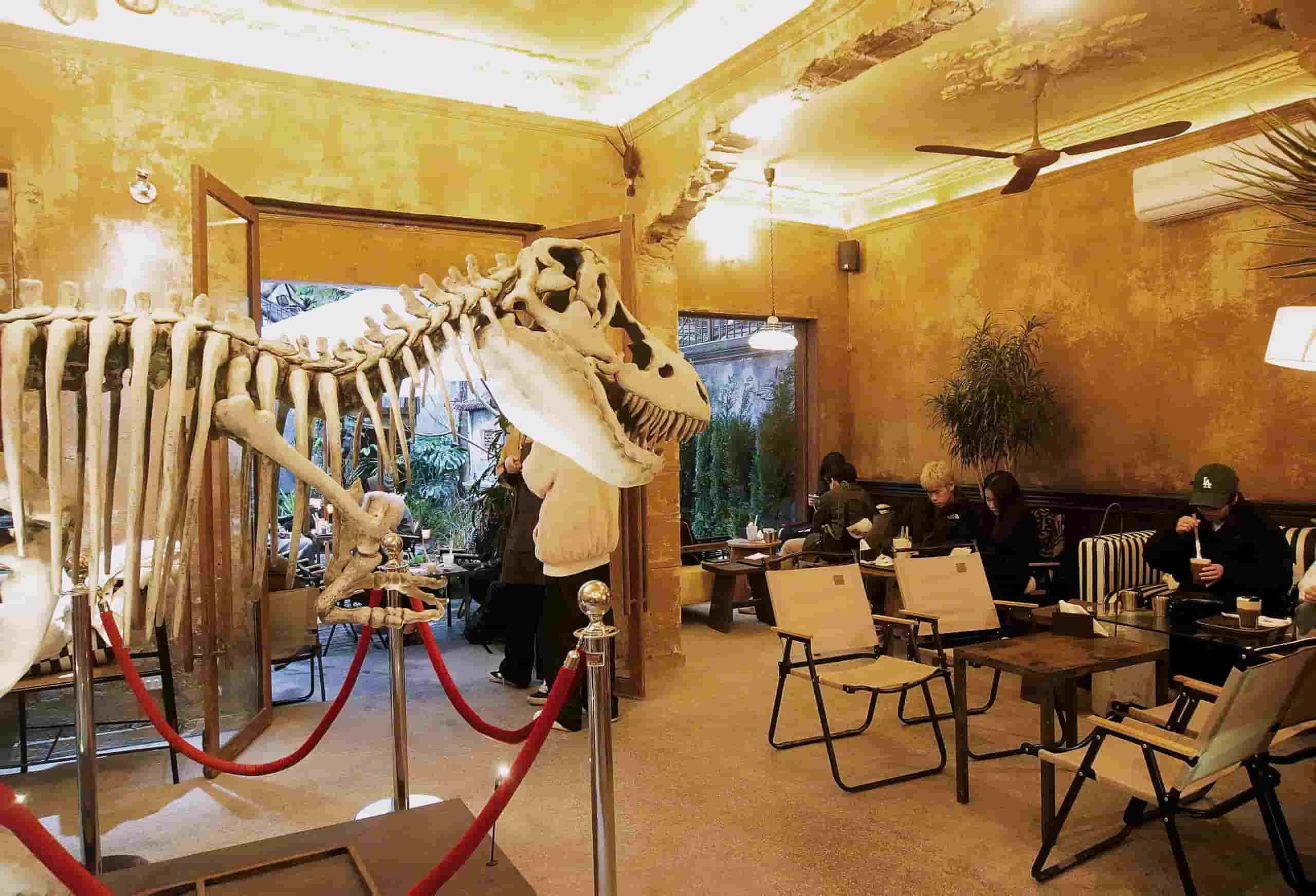 In addition to customers coming to the restaurant to listen to music, read books, relax or chat with friends,... many young people come here to take photos and check-in. Photo: Thuy Linh