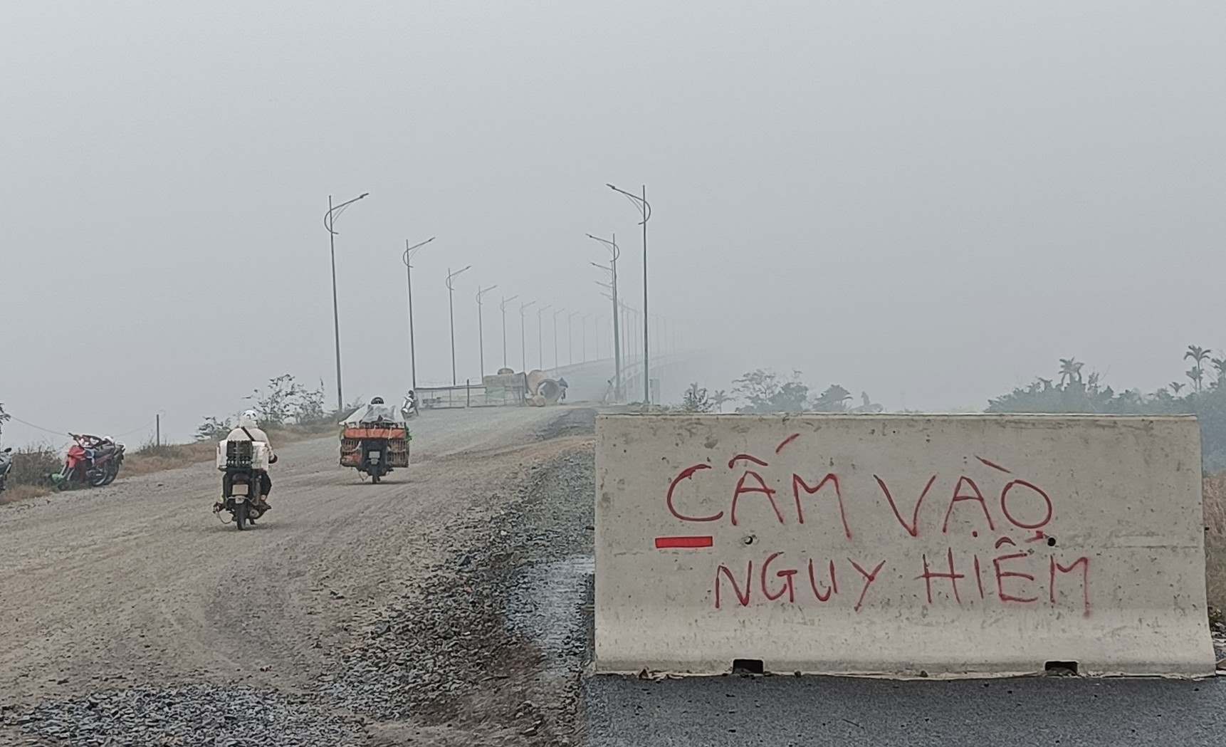 Many vehicles entered the Hai Phong coastal road despite warning of danger. Photo: Bang Tam