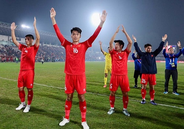 Center back Nguyen Thanh Chung and the Vietnamese team won the 2024 ASEAN Cup. Photo: Huu Pham