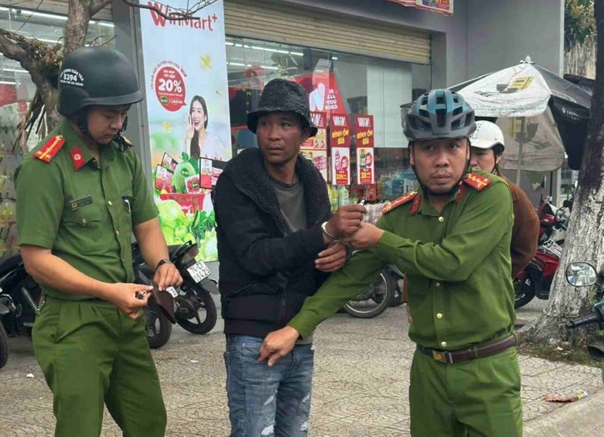 Da Nang police force controlled Phan Ngoc Quynh Kha. Photo: Bao Ngoc
