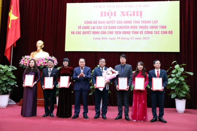 Mr. Ho Tien Thieu, Deputy Secretary of the Provincial Party Committee, Chairman of the Provincial People's Committee, presented the decision to appoint the leaders of the new Department of Finance after the arrangement. Photo: Hoang Huong