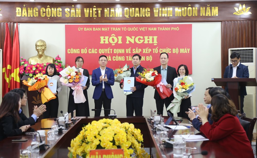 The Chairman of the Vietnam Fatherland Front Committee of the city presented the Decision and presented flowers to congratulate the transferred and appointed cadres. Photo: Hai Phong Portal