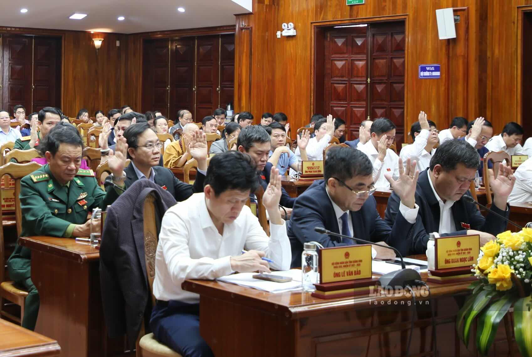 The People's Council of Quang Binh province passed a Resolution to adjust the socio-economic development plan for 2025, setting a growth target of 8%. Photo: Cong Sang