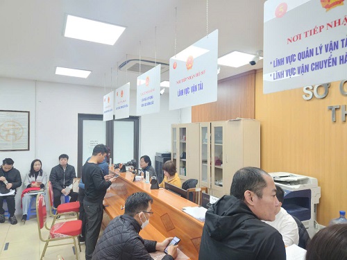 Người dân làm thủ tục cấp đổi giấy phép lái xe tại Sở GTVT Hà Nội. Ảnh: Minh Hạnh