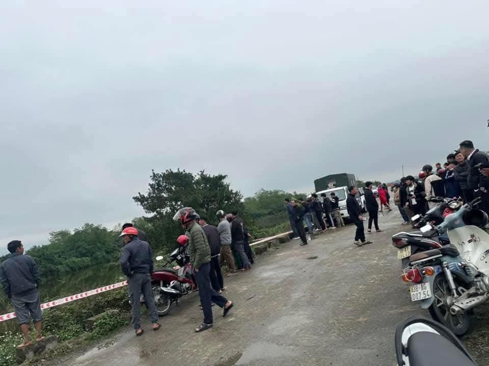 The scene where the body was found floating on the lake in Ky Thu commune. Photo: Ky Anh.