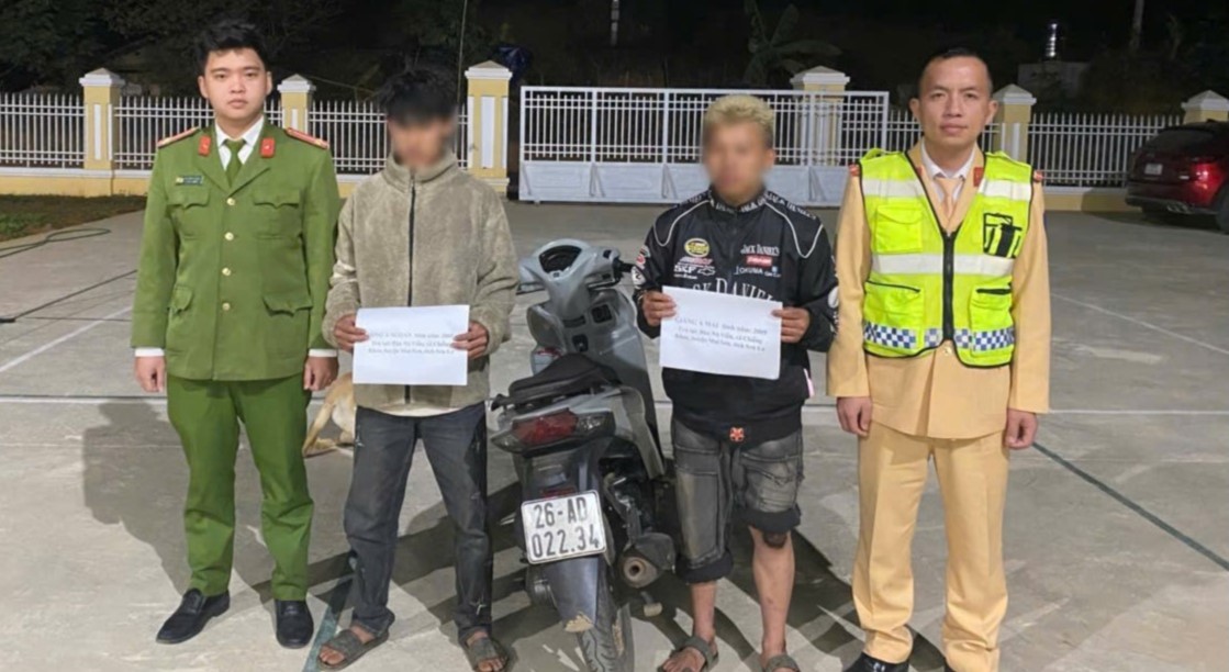 Cơ quan công an triệu tập khẩn cấp 2 thanh niên cầm dao quắm lạng lách, đánh võng trên Quốc lộ 6. Ảnh: Công an cung cấp
