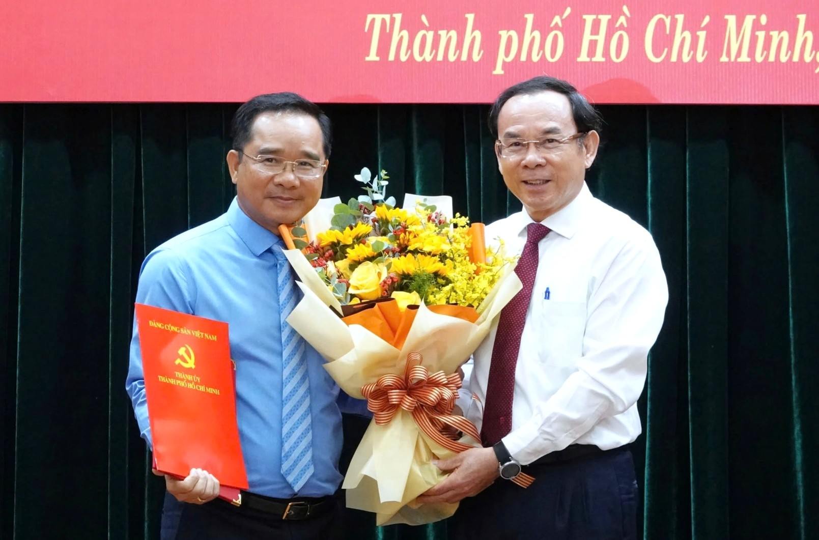 Ho Chi Minh City Party Secretary Nguyen Van Nen (right) presented the decision and presented flowers to congratulate Mr. Nguyen Van Duoc. Photo: Sy Dong