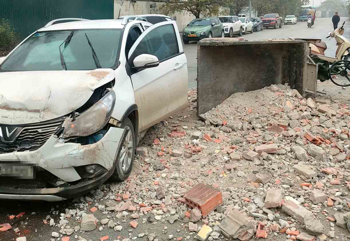 Car crushed head, airbag exploded after colliding with a 3-wheeled vehicle in Hanoi. Photo: PV