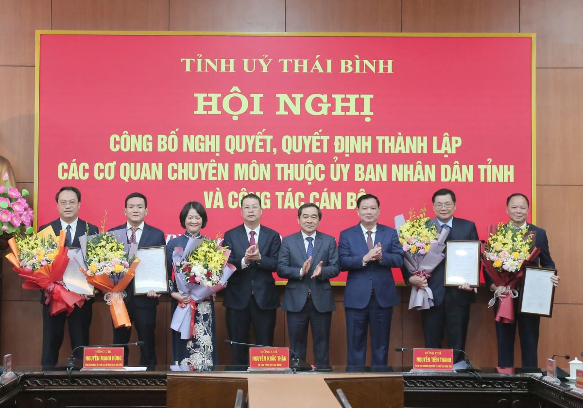 Leaders of the Provincial Party Committee - People's Council - People's Committee of Thai Binh province presented the decision and presented flowers to congratulate the 5 newly appointed Department Directors. Photo: Nam Hong