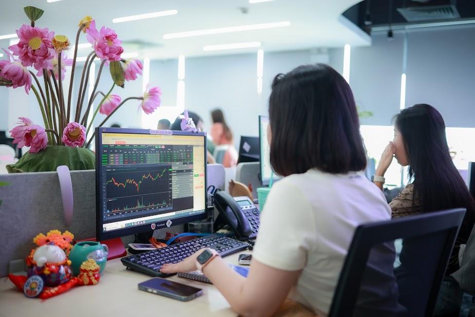 The cash flow poured into the stock market, VN-Index approached 1,290 points. Photo: Hai Nguyen
