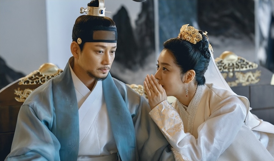 Actor Lee Hyun Wook plays King Lee Bang Won in the movie "The Queen Who Crowns". Photo: Producer