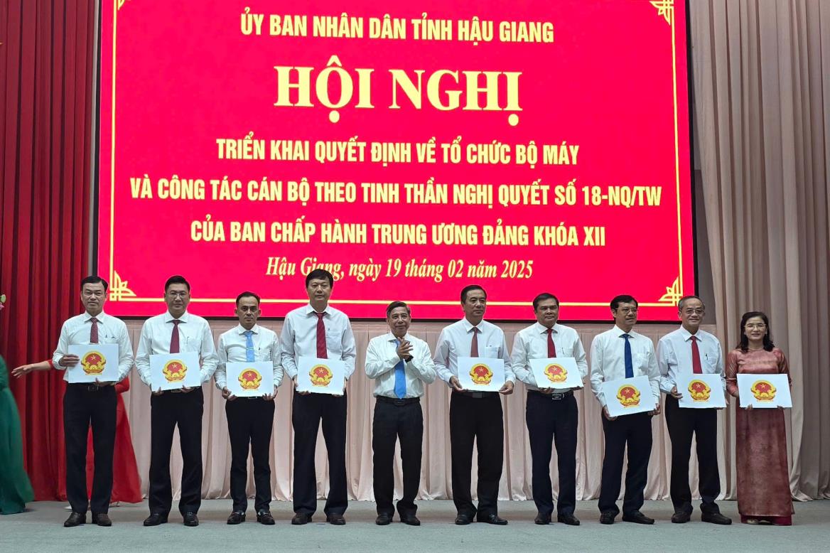  Bi thu Tinh uy, Chu tich HDND tinh Hau Giang Dong Van Thanh trao Quyet dinh cho lanh dao cac so sau sap xep. Anh: Ta Quang