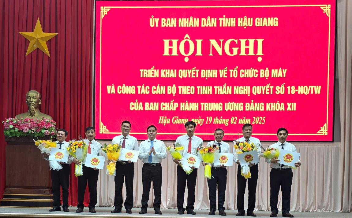 Chu tich UBND tinh Hau Giang Tran Van Huyen trao Quyet dinh va tang hoa chuc mung. Anh: Ta Quang