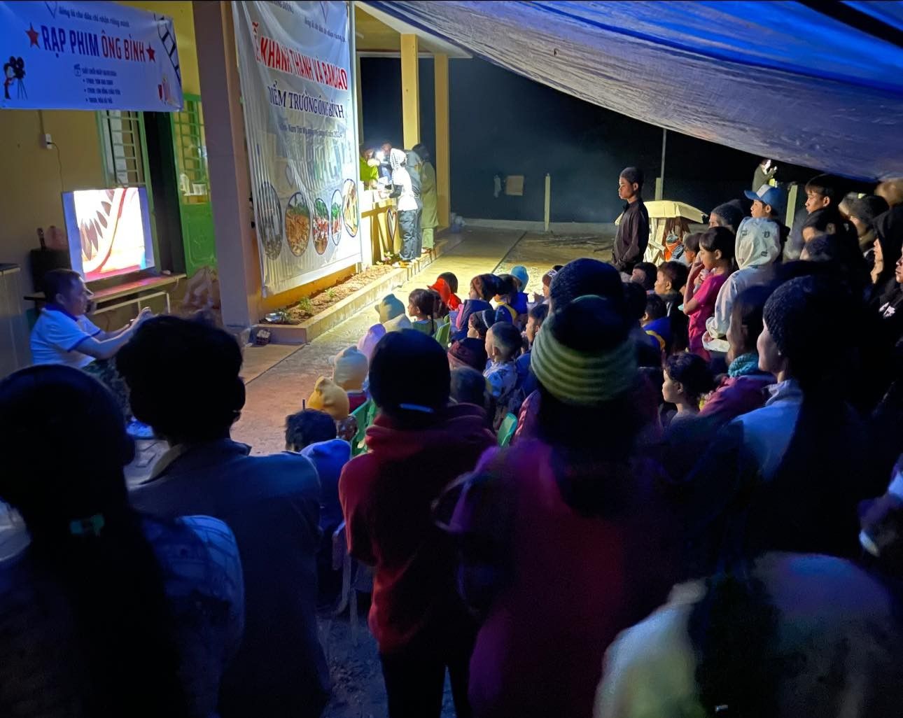 “Rap phim tren nui” hut mat tre em vung cao Quang Nam. Anh: Nguyen Hoang - Binh Nam