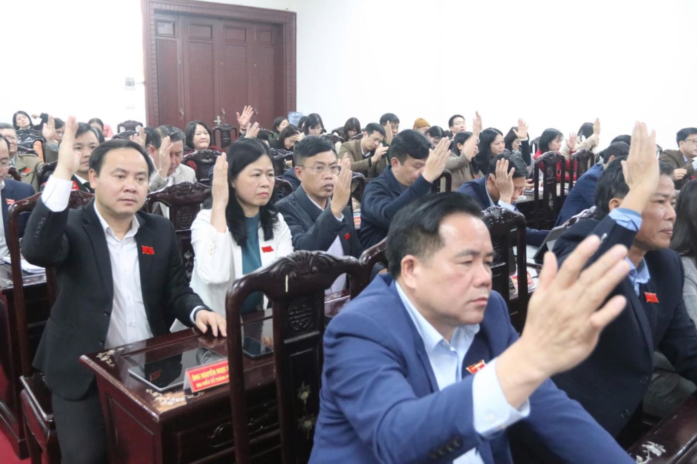 The delegates of the People's Council of Thai Binh province voted to pass a resolution regulating additional support policies for cadres, civil servants, public employees, and workers in the implementation of organizational restructuring under the management of the province. Photo: Nam Hong