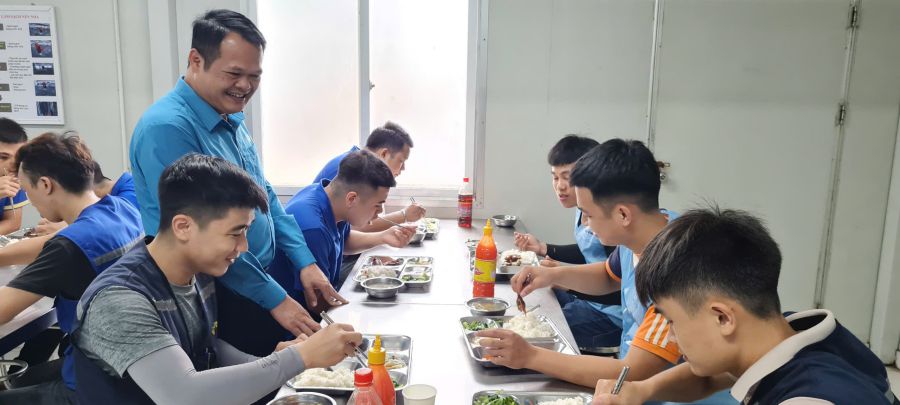 Gu Vina Co., Ltd. workers at the shift meal. Photo: Character provided