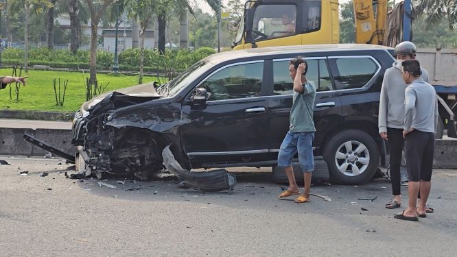 Scene of the collision between 2 cars in Ho Chi Minh City