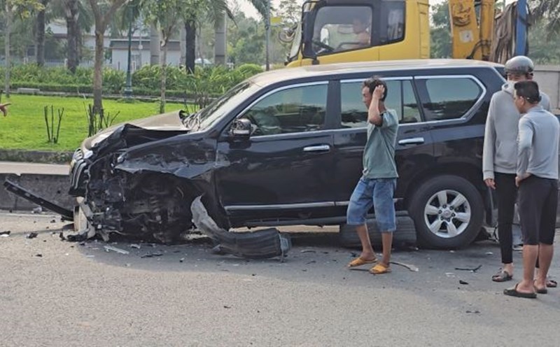 Scene of the collision between 2 cars in Ho Chi Minh City