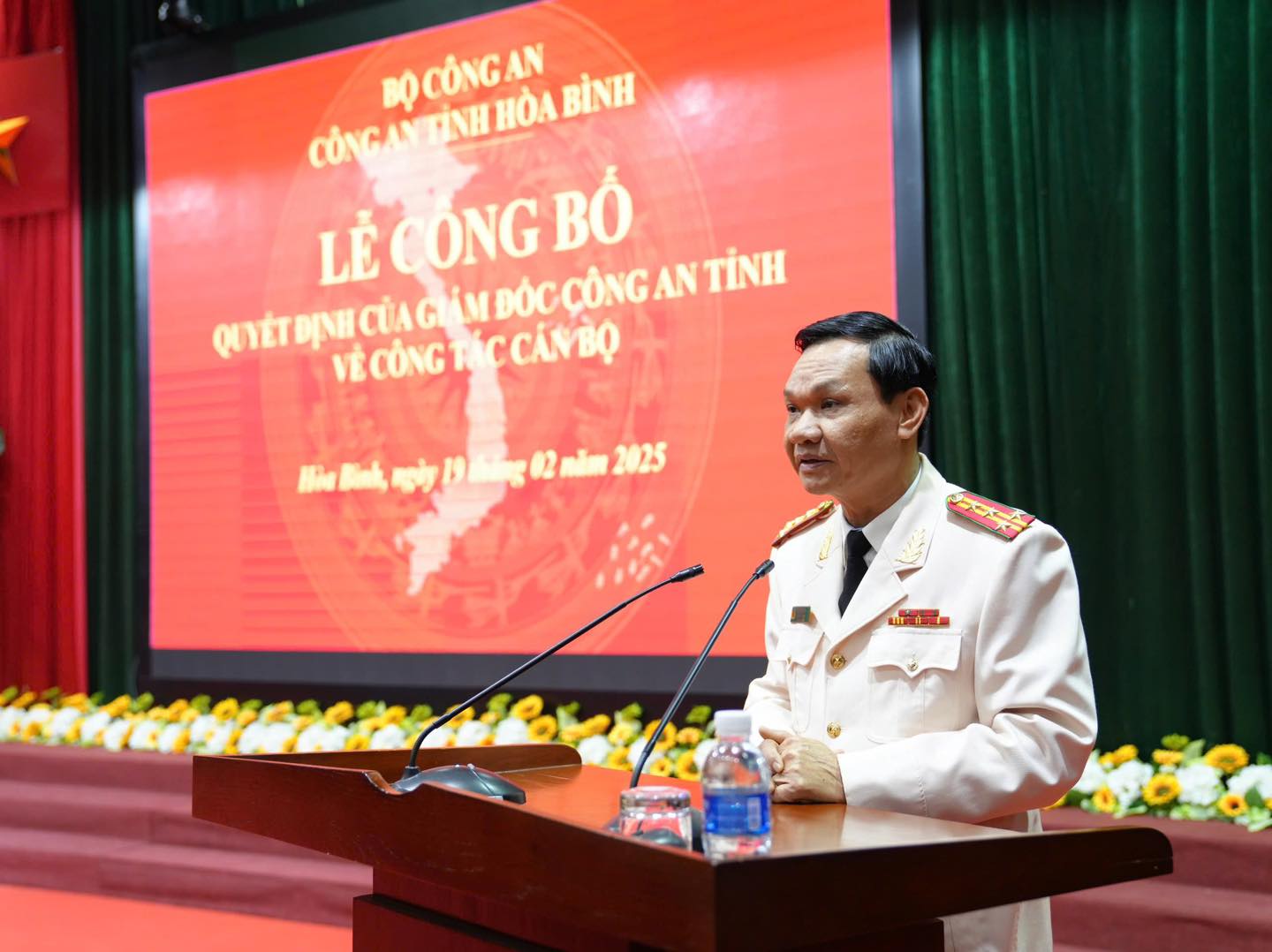 Colonel Tran Manh Hai, Head of the Criminal Police Department, Hoa Binh Provincial Police, on behalf of the officers who retired early, shared. Photo: Hoa Binh Police