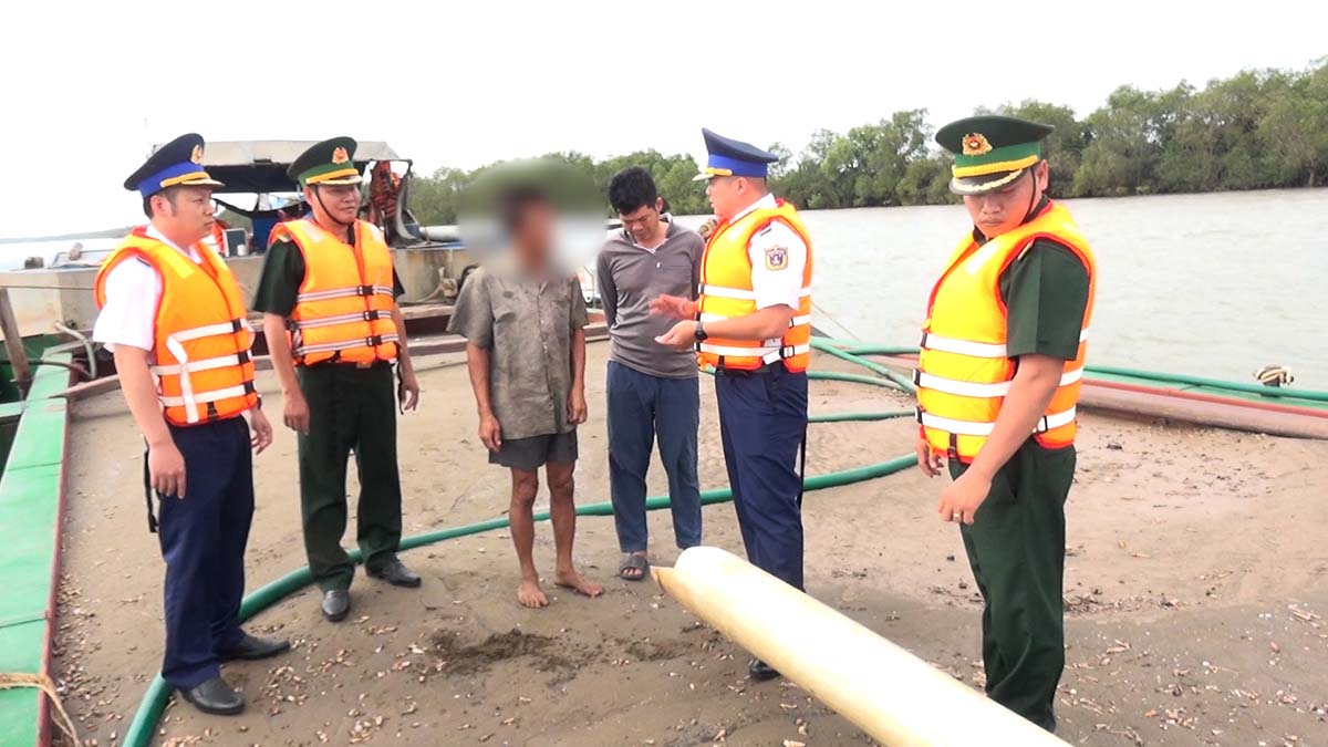 Handling a ship carrying 350 cubic meters of illegal sand in Tien Giang.