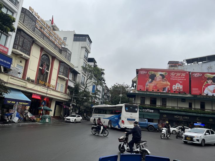 Tourist vehicles with more than 16 seats operate to pick up and drop off guests in Hanoi's Old Quarter. Photo: Ngoc Trang