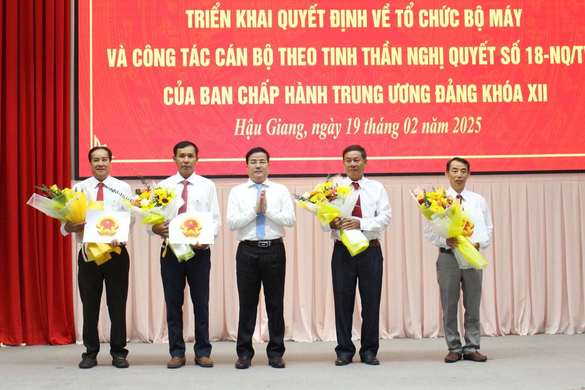 Chu tich UBND tinh Hau Giang Tran Van Huyen trao Quyet dinh nghi huu cho cac dong chi. Anh: Truong Son