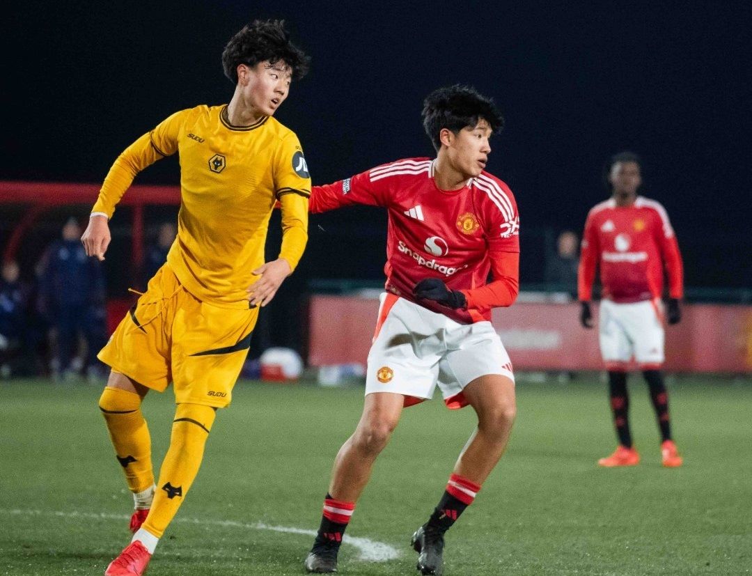 Shah (ao do) trong tran ra mat U18 Man United truoc U18 Wolves. Anh: MUFC