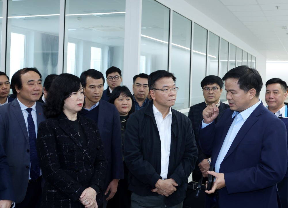 Member of the Party Central Committee, Deputy Prime Minister Le Thanh Long listened to the report of the leaders of Bach Mai Hospital. Photo: VGP/Duc Tuan