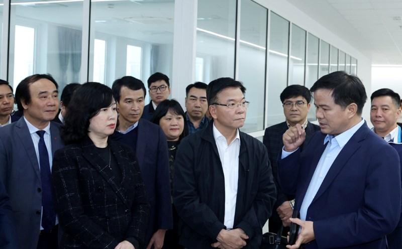 Member of the Party Central Committee, Deputy Prime Minister Le Thanh Long listened to the report of the leaders of Bach Mai Hospital. Photo: VGP/Duc Tuan