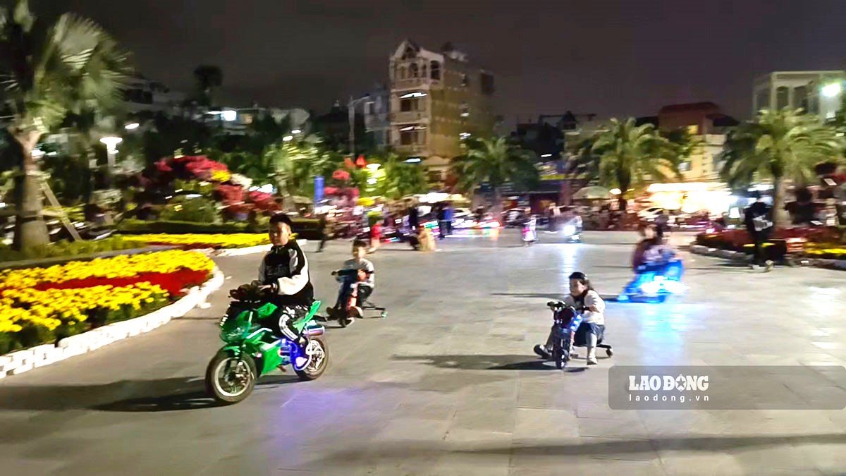 The "race" of electric vehicles in Nguyen Trai flower garden (Hai Phong) has potential safety risks. Photo: Mai Dung