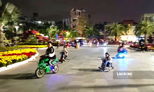 "Trường đua" xe điện ở vườn hoa Nguyễn Trãi (Hải Phòng) tiềm ẩn nguy cơ mất an toàn. Ảnh: Mai Dung