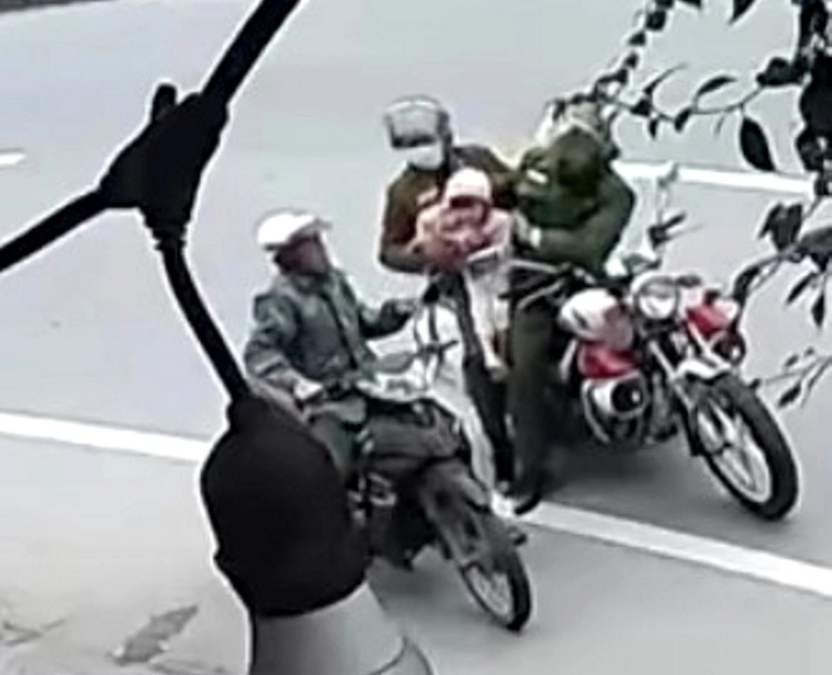 Two Quang Binh police officers helped bring the child who was sleeping on a motorbike home safely. Photo cut from clip